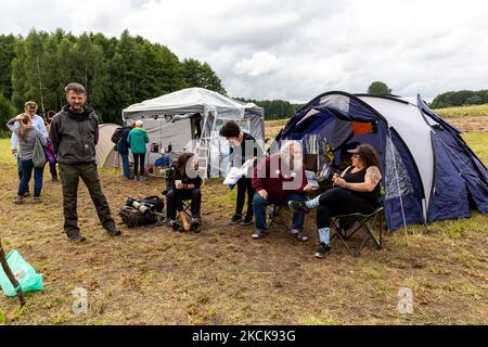 Aktivisten bauten ein Lager aus, um gegen die Einreiseverbardung von Soldaten der polnischen Armee aus Afghanistan an der weißrussischen Grenze zu protestieren und am 27. August 2021 ihre Einreise in das Land in Usnarz Gorny, Polen, zu verhindern. Die Armee und die Polizei hielten die Migranten an der Grenze an und verhinderten, dass sie nach Polen einmarschieren konnten, die Armee verweigerte auch den Zugang zu Asylverfahren, medizinischer Hilfe und Lebensmitteln. Journalisten und Wohltätigkeitsarbeiter werden etwa 300 Meter entfernt gehalten. Die Aktionen der polnischen Regierung wurden weithin kritisiert. Die polnische Regierung beschloss außerdem, einen Zaun zu errichten, um den Zustrom von mig zu stoppen Stockfoto