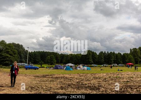 Aktivisten bauten ein Lager aus, um gegen die Einreiseverbardung von Soldaten der polnischen Armee aus Afghanistan an der weißrussischen Grenze zu protestieren und am 27. August 2021 ihre Einreise in das Land in Usnarz Gorny, Polen, zu verhindern. Die Armee und die Polizei hielten die Migranten an der Grenze an und verhinderten, dass sie nach Polen einmarschieren konnten, die Armee verweigerte auch den Zugang zu Asylverfahren, medizinischer Hilfe und Lebensmitteln. Journalisten und Wohltätigkeitsarbeiter werden etwa 300 Meter entfernt gehalten. Die Aktionen der polnischen Regierung wurden weithin kritisiert. Die polnische Regierung beschloss außerdem, einen Zaun zu errichten, um den Zustrom von mig zu stoppen Stockfoto