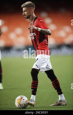 Samu Castillejo aus Mailand kontrolliert den Ball während des Vorsaison-Freundschaftsspiel zwischen dem FC Valencia und dem AC Mailand am 4. August 2021 in Valencia, Spanien. (Foto von Jose Breton/Pics Action/NurPhoto) Stockfoto