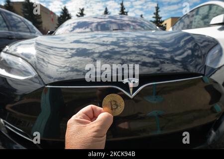 Illustratives Bild einer Gedenkmünze vor dem Tesla-Auto. Donnerstag, 26. August 2021, in Edmonton, Alberta, Kanada. (Foto von Artur Widak/NurPhoto) Stockfoto