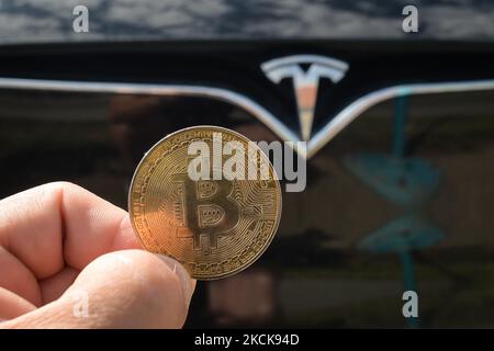 Illustratives Bild einer Gedenkmünze vor dem Tesla-Auto. Donnerstag, 26. August 2021, in Edmonton, Alberta, Kanada. (Foto von Artur Widak/NurPhoto) Stockfoto