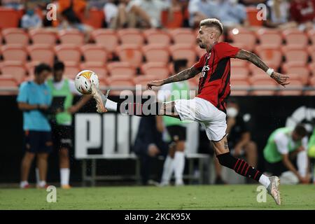 Samu Castillejo aus Mailand kontrolliert den Ball während des Vorsaison-Freundschaftsspiel zwischen dem FC Valencia und dem AC Mailand am 4. August 2021 in Valencia, Spanien. (Foto von Jose Breton/Pics Action/NurPhoto) Stockfoto