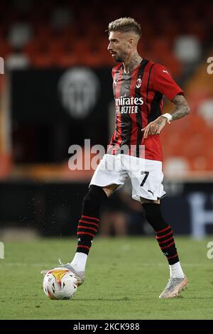 Samu Castillejo aus Mailand kontrolliert den Ball während des Vorsaison-Freundschaftsspiel zwischen dem FC Valencia und dem AC Mailand am 4. August 2021 in Valencia, Spanien. (Foto von Jose Breton/Pics Action/NurPhoto) Stockfoto