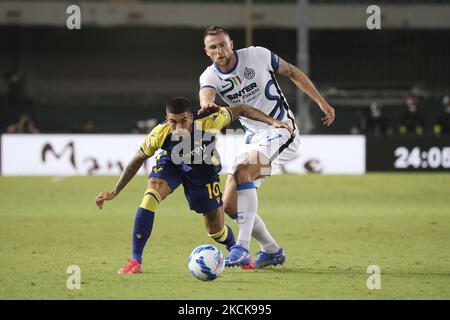 Mattia Zaccagni (L) aus Hellas Verona kämpft am 27. August 2021 im Stadio Marcantonio Bentegodi in Verona um den Ball mit Milan Skriniar (R) vom FC Internazionale beim Serie A-Spiel zwischen Hellas Verona und FC Internazionale. (Foto von Giuseppe Cottini/NurPhoto) Stockfoto