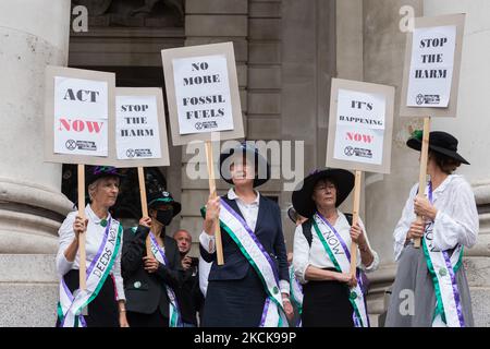 LONDON, VEREINIGTES KÖNIGREICH - 27. AUGUST 2021: Frauenrechtlerinnen und Frauenrechtlerinnen protestieren mit Umweltaktivisten aus dem Extinction Rebellion vor der Bank of England für einen marsch durch die City of London gegen die Unternehmen und Institutionen, die Die Sicherung und Ermöglichung großer fossiler Energieprojekte und die Gewinnung von Ressourcen in den Entwicklungsländern des Globalen Südens, die Änderung des Kolonialsystems fordern, das die Klima- und Rassismus-Krisen am 27. August 2021 in London, England, antreibt. Extinction Rebellion-Aktivisten zielen während der zweiwöchigen Aktion „Impossible Rebellion“ auf die City of London Stockfoto