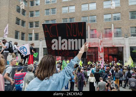 LONDON, VEREINIGTES KÖNIGREICH - 27. AUGUST 2021: Umweltaktivisten vom Extinction Rebellion demonstrieren vor Guildhall, die während eines Protestes gegen die Unternehmen und Institutionen, die die Finanzierung von Projekten unterstützen, rote Farbe auf ihre Fassade geworfen hatte. Die Sicherung und Ermöglichung großer fossiler Energieprojekte und die Gewinnung von Ressourcen in den Entwicklungsländern des Globalen Südens, die Änderung des Kolonialsystems fordern, das die Klima- und Rassismus-Krisen am 27. August 2021 in London, England, antreibt. Extinction Rebellion-Aktivisten zielen während der zweiwöchigen Aktion „Impossible Rebellion“ auf die City of London ab Stockfoto