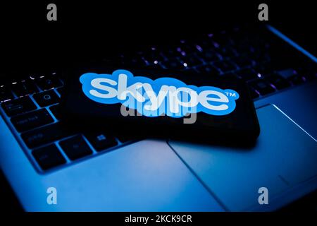 Das Skype-Logo, das auf einem Telefonbildschirm und einer Laptop-Tastatur angezeigt wird, ist auf diesem Bild zu sehen, das am 27. August 2021 in Sulkowice, Polen, aufgenommen wurde. (Fotoillustration von Jakub Porzycki/NurPhoto) Stockfoto
