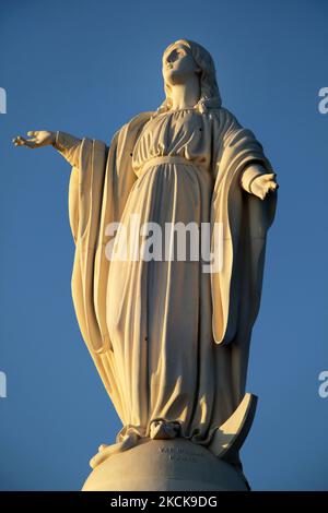 Die 14 Meter hohe Statue der Jungfrau Maria auf dem Gipfel von San Cristobal in Santiago, Chile, am 12. märz 2010. Die Statue ist zum Teil das Werk der französischen Skulptur Bartholdi, der auch die amerikanische Freiheitsstatue geschaffen hat. (Foto von Creative Touch Imaging Ltd./NurPhoto) Stockfoto