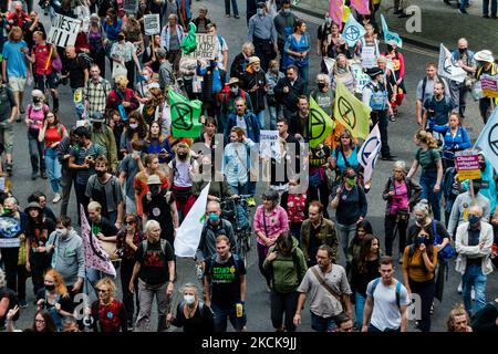 Klimaaktivisten von Extinction Rebellion versammeln sich während ihres „Blutgeldmarsches“-Protests im Rahmen ihrer Kampagne „Impossible Rebellion“ am 27. August 2021 in London, Großbritannien. Die Klimaschutzgruppe Extinction Rebellion (XR) plant, ab August 23. 2021 mehrere Aktionen in zwei Wochen durchzuführen, um die City of London und darüber hinaus zu stören und den Klimawandel vor dem Gipfel COP26 im Vereinigten Königreich im Laufe dieses Jahres ganz oben auf die Tagesordnung zu setzen. (Foto von Maciek Musialek/NurPhoto) Stockfoto