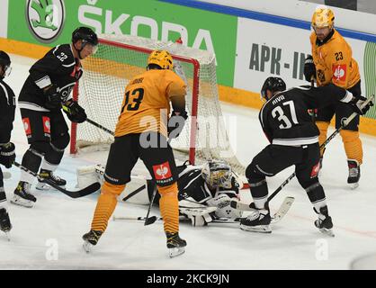 #17 LUCA FAZZINI und #37 ELIA RIVA Lugano Hockey Lugano Hockey Champions Hockey League Spiel HC Lugano vs Skelleftea AIK Saison 2021/2022 am 27. August in der Corner Arena in Lugano, Schweiz. (Foto von Fabio Averna/NurPhoto) Stockfoto