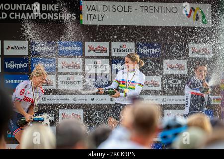 Elite-Damen-Podium, 1. Platz Sina FREI der Schweiz, 2. Platz Evie RICHARDS aus Großbritannien, 3. Platz FERRAND PREVOT Pauline aus Frankreich, während des Cross Country Short Track XCC bei den MTB-Weltmeisterschaften 2021, Mountainbike-Radsport-Event am 26. August 2021 in Val Di Sole, Italien. (Foto von Javier Martinez de la Puente/NurPhoto) Stockfoto