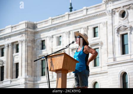 Winona LaDuke spricht während einer Kundgebung in Saint Paul, dem Minnesota State Capitol, USA, am 25. August 2021 für „Verträge statt Tar Sands“, eine friedliche Kundgebung, um Druck auf gewählte Beamte auszuüben, um Linie 3 zu stoppen. Die Veranstaltung fällt mit dem letzten Tag des „Treaty People Walk for Water“ zusammen, als sie das Ende ihrer 256 Meilen langen Reise zu Fuß von der White Earth Nation nach St. Paul erreichen. (Foto von Karla Ann Cote/NurPhoto) Stockfoto