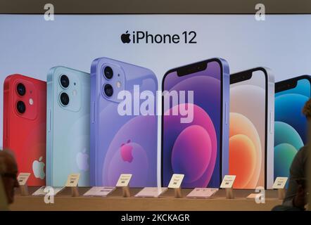 Die Werbung für das iPhone 12 in einem Apple-Shop. Am Dienstag, den 17. August 2021, in Edmonton, Alberta, Kanada. (Foto von Artur Widak/NurPhoto) Stockfoto