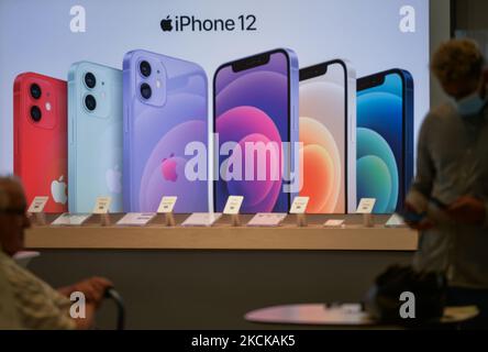 Die Werbung für das iPhone 12 in einem Apple-Shop. Am Dienstag, den 17. August 2021, in Edmonton, Alberta, Kanada. (Foto von Artur Widak/NurPhoto) Stockfoto