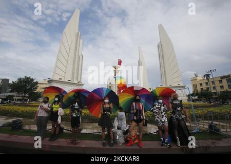 Demonstranten grüßen mit drei Fingern und halten Regenbogenschirme während der Proteste am 28. August 2021 vor dem Demokratie-Denkmal in Bangkok. Demonstranten fordern, dass Thailands Premierminister Prayut Chan-o-cha zurücktritt und die Regierung für ihr grobes Missmanagement der Covid-19-Pandemie zur Verantwortung gezogen wird. (Foto von Chaiwat Subprasom/NurPhoto) (Foto von Chaiwat Subprasom/NurPhoto) Stockfoto