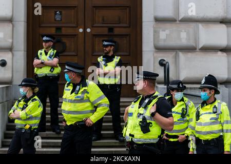 Die Polizei schützt das Unilever-Haus während des Nationalen Tierrechtsmarsches in London, Großbritannien, 28. August 2021. Die Klimaaktiongruppe Extinction Rebellion (XR) führt im Zeitraum von zwei Wochen ab August 23. 2021 mehrere Aktionen durch, um die City of London und darüber hinaus zu stören und den Klimawandel vor dem Gipfel COP26 im Vereinigten Königreich im Laufe dieses Jahres ganz oben auf die Tagesordnung zu setzen. (Foto von Maciek Musialek/NurPhoto) Stockfoto