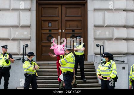 Die Polizei schützt das Unilever-Haus während des Nationalen Tierrechtsmarsches in London, Großbritannien, 28. August 2021. Die Klimaaktiongruppe Extinction Rebellion (XR) führt im Zeitraum von zwei Wochen ab August 23. 2021 mehrere Aktionen durch, um die City of London und darüber hinaus zu stören und den Klimawandel vor dem Gipfel COP26 im Vereinigten Königreich im Laufe dieses Jahres ganz oben auf die Tagesordnung zu setzen. (Foto von Maciek Musialek/NurPhoto) Stockfoto
