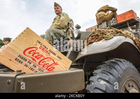 Die Landung am Omaha Beach Nachstellung während des D-Day Hel Festivals wird in Hel, Polen, am 28. August 2021 gesehen D-Day Hel ist eine Veranstaltung, die von der Stiftung für Historische Militärtechnik organisiert wird, die sich auf die größte Landeoperation in der Geschichte des Zweiten Weltkriegs in der Normandie, Frankreich bezieht. Coca-Cola-Retro-Fall wird gesehen (Foto von Michal Fludra/NurPhoto) Stockfoto