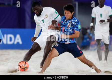 Naoya Matsuo (R) aus Japan und Raoul Mendy aus Senegal kämpfen während des Halbfinalspiels der FIFA Beach Soccer World Cup Russia 2021 zwischen Japan und Senegal am 28. August 2021 im Luzhniki Beach Soccer Stadium in Moskau, Russland, um den Ball. (Foto von Mike Kireev/NurPhoto) Stockfoto