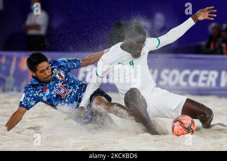 Masanori Okuyama (L) aus Japan und Raoul Mendy aus Senegal kämpfen während des Halbfinalspiels der FIFA Beach Soccer World Cup Russia 2021 zwischen Japan und Senegal am 28. August 2021 im Luzhniki Beach Soccer Stadium in Moskau, Russland, um den Ball. (Foto von Mike Kireev/NurPhoto) Stockfoto