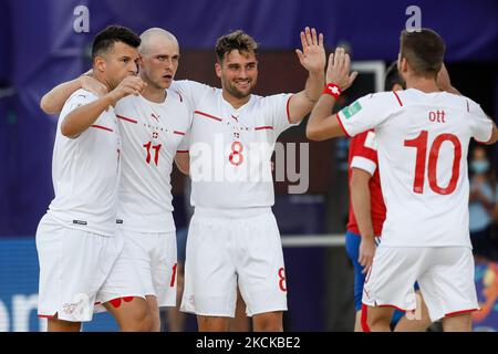 Glenn Hodel (2. L) aus der Schweiz feiert sein Tor mit Sandro Spaccarotella (L), Philipp Borer und Noel Ott (R) während des Halbfinalspiels der FIFA Beach Soccer World Cup Russia 2021 zwischen der Fußballunion Russlands und der Schweiz am 28. August 2021 im Luzhniki Beach Soccer Stadium in Moskau, Russland. (Foto von Mike Kireev/NurPhoto) Stockfoto