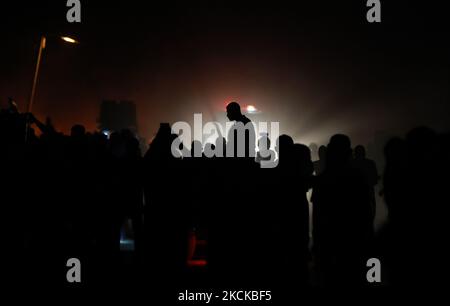 Palästinensische Demonstranten verbrennen Reifen nach einer Demonstration entlang der Grenze zwischen dem Gazastreifen und Israel östlich von Gaza-Stadt am 28. August 2021. (Foto von Majdi Fathi/NurPhoto) Stockfoto