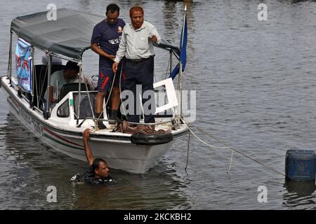 Am 28. August 2021 sucht der Tauber nach Leichen, nachdem ein Boot in Brahmanbaria, Bangladesch, gekentert ist. (Foto von Syed Mahamudur Rahman/NurPhoto) Stockfoto