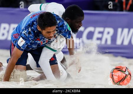 Masanori Okuyama (L) aus Japan und Raoul Mendy aus Senegal kämpfen während des Halbfinalspiels der FIFA Beach Soccer World Cup Russia 2021 zwischen Japan und Senegal am 28. August 2021 im Luzhniki Beach Soccer Stadium in Moskau, Russland, um den Ball. (Foto von Mike Kireev/NurPhoto) Stockfoto