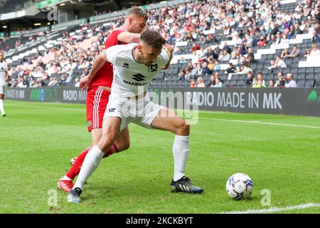 Milton Keynes Dons Warren O'Hora wird von Accrington Stanley's Dion Charles während der ersten Hälfte der Sky Bet League One Spiel zwischen MK Dons und Accrington Stanley im Stadium MK, Milton Keynes am Samstag, 28.. August 2021, herausgefordert. (Foto von John Cripps/MI News/NurPhoto) Stockfoto