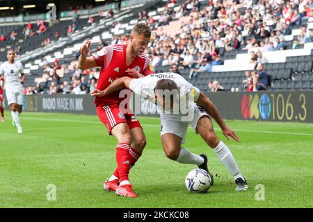 Milton Keynes Dons Warren O'Hora wird von Accrington Stanley's Dion Charles während der ersten Hälfte der Sky Bet League One Spiel zwischen MK Dons und Accrington Stanley im Stadium MK, Milton Keynes am Samstag, 28.. August 2021, herausgefordert. (Foto von John Cripps/MI News/NurPhoto) Stockfoto