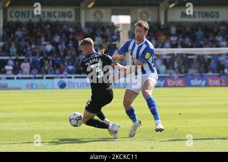 Neill Byrne von Hartlepool United im Einsatz mit Jack Armer von Carlisle United während des Spiels der Sky Bet League 2 zwischen Hartlepool United und Carlisle United am Samstag, den 28.. August 2021, im Victoria Park, Hartlepool. (Foto von Mark Fletcher/MI News/NurPhoto) Stockfoto