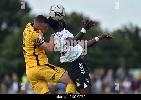 Oldham Athletic's Junior Luamba tötelt mit Ben Goodliffe von Sutton United während des Sky Bet League 2-Spiels zwischen Sutton United und Oldham Athletic am Samstag, den 28.. August 2021 im Knights Community Stadium, Gander Green Lane, Sutton. (Foto von Eddie Garvey/MI News/NurPhoto) Stockfoto