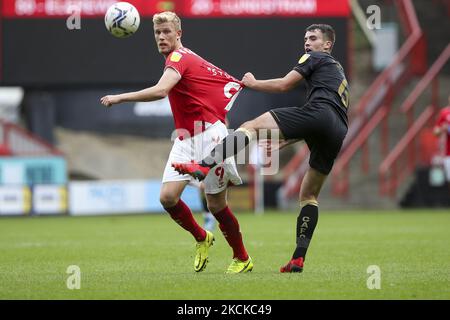 Jayden Stockley von Charlton Athletic kämpft am Samstag, den 28.. August 2021, im Sky Bet League 1-Spiel zwischen Charlton Athletic und Crewe Alexandra im Londoner Valley um den Besitz von Luke Offord von Crewe Alexandra. (Foto von Tom West/MI News/NurPhoto) Stockfoto