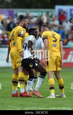 Oldham Athletics Junior Luamba tötelt mit Louis John von Sutton United und Ben Goodliffe von Sutton United während des Spiels der Sky Bet League 2 zwischen Sutton United und Oldham Athletic am Samstag, dem 28.. August 2021 im Knights Community Stadium, Gander Green Lane, Sutton. (Foto von Eddie Garvey/MI News/NurPhoto) Stockfoto