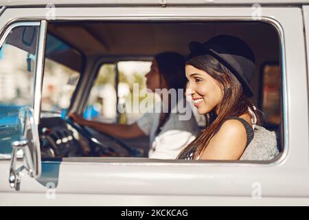 Auf die Straße. Zwei glückliche junge Freunde auf einer Autoreise. Stockfoto