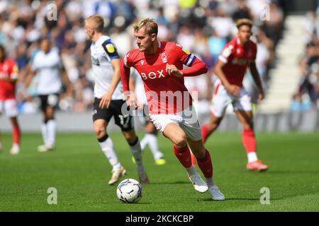 Joe Worrall aus Nottingham Forest in Aktion während des Sky Bet Championship-Spiels zwischen Derby County und Nottingham Forest im Pride Park, Derby am Samstag, 28.. August 2021. (Foto von Jon Hobley/MI News/NurPhoto) Stockfoto