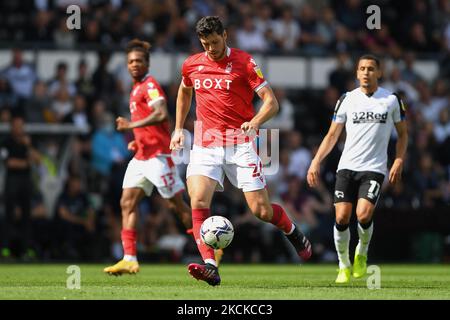 Scott McKenna von Nottingham Forest in Aktion während des Sky Bet Championship-Spiels zwischen Derby County und Nottingham Forest im Pride Park, Derby am Samstag, 28.. August 2021. (Foto von Jon Hobley/MI News/NurPhoto) Stockfoto