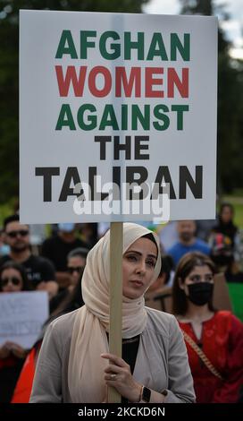 Ein Protestler hält ein Plakat mit der Aufschrift „afghanische Frauen gegen die Taliban“. Mitglieder der lokalen afghanischen Diaspora, Aktivisten und lokale Unterstützer sahen vor dem Alberta Legislature Building während der BEENDIGUNG DES TÖTENS VON AFGHANEN! Protest, der heute von der Globalen Friedensbewegung für Afghanistan organisiert wurde. Samstag, 28. August 2021, in Edmonton, Alberta, Kanada. (Foto von Artur Widak/NurPhoto) Stockfoto