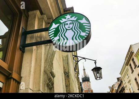 Das Starbucks Logo ist am 26. August 2021 in einer Straße in der Altstadt von Krakau, Polen, zu sehen. (Foto von Beata Zawrzel/NurPhoto) Stockfoto