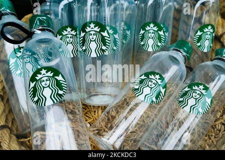 Am 26. August 2021 werden die Starbucks Flaschen von Reusabkle im Starbucks Coffee Shop in Krakau, Polen, gesehen. (Foto von Beata Zawrzel/NurPhoto) Stockfoto