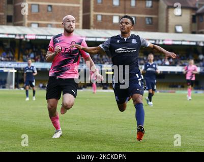 Paddy Madden von Stockport County teinerseits mit Nathan Ralph von Southend United während der National League zwischen Southend United und Stockport County im Roots Hall Stadium, Southend on Seas, Großbritannien am 25.. August 2021 (Foto von Action Foto Sport/NurPhoto) Stockfoto