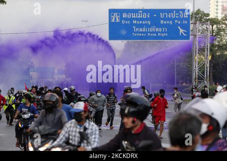 Während der Demonstration in Bangkok am 29. August 2021 sprüht die Polizei einen Wasserwerfer-LKW auf Demonstranten. Demonstranten fordern, dass Thailands Premierminister Prayut Chan-o-cha zurücktritt und die Regierung für ihr grobes Missmanagement der Covid-19-Pandemie zur Verantwortung gezogen wird. (Foto von Chaiwat Subprasom/NurPhoto) Stockfoto