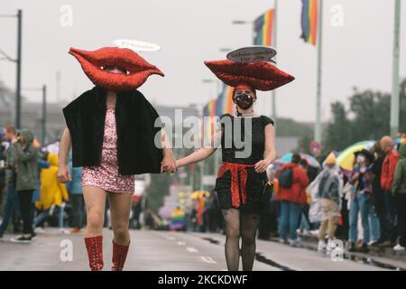 Die Teilnehmer marschieren während der jährlichen Christopher Street Day Pride Parade in Köln am 29. August 2021 (Foto: Ying Tang/NurPhoto) Stockfoto