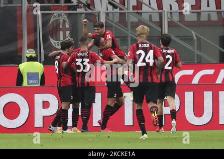 Olivier Giroud vom AC Mailand feiert mit Brahim Díaz, nachdem er im Stadio Giuseppe Meazza am 29. August 2021 in Mailand, Italien, das dritte Tor seines Teams während des Serie-A-Spiels zwischen AC Mailand und Cagliari Calcio erzielt hatte. (Foto von Giuseppe Cottini/NurPhoto) Stockfoto