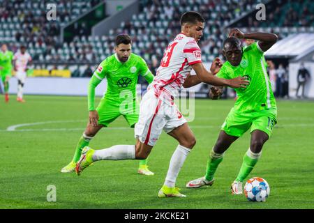 Jerome Roussillon (rechts) vom VfL Wolfsburg und Andre Silva (links) von RB Leipzig kämpfen beim Bundesliga-Spiel zwischen dem VfL Wolfsburg und RB Leipzig in der Volkswagen Arena am 29. August 2021 in Wolfsburg um den Ball. (Foto von Peter Niedung/NurPhoto) Stockfoto