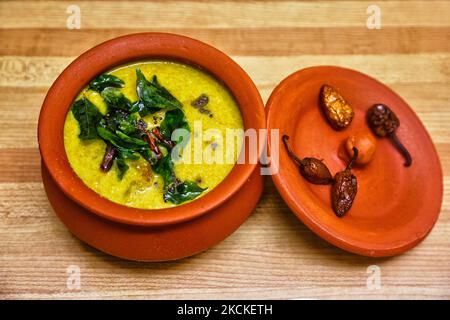 Topf mit Maambazha pulissery (Mango-Quark-Currys) während einer traditionellen Sadhya-Mahlzeit in Toronto, Ontario, Kanada, während des Onam Festivals am 28. August 2021. Sadhya besteht aus einer Vielzahl von traditionellen vegetarischen Gerichten, die auf einem Bananenblatt serviert werden und ist bei Feiern und Festen im indischen Bundesstaat Kerala üblich. Sadhya bedeutet Bankett in Malayalam. Onam ist ein Erntefest und eines von drei großen jährlichen hinduistischen Feiern zusammen mit Vishu und Thiruvathira, die von Keraliten beobachtet werden. (Foto von Creative Touch Imaging Ltd./NurPhoto) Stockfoto