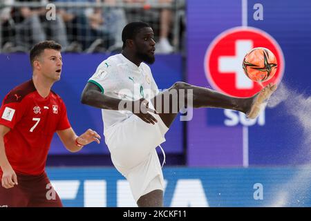 Sandro Spaccarotella (L) aus der Schweiz und Raoul Mendy aus Senegal in Aktion während der FIFA Beach Soccer World Cup Russia 2021 3. Platz zwischen der Schweiz und Senegal am 29. August 2021 im Luzhniki Beach Soccer Stadium in Moskau, Russland. (Foto von Mike Kireev/NurPhoto) Stockfoto