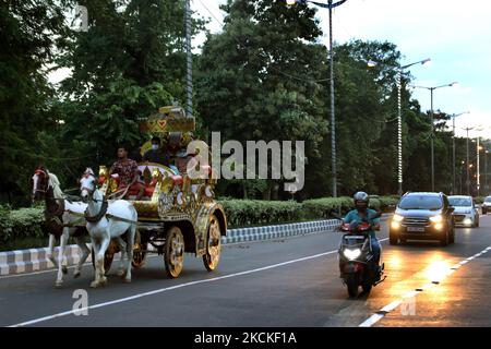 Indische schützende Gesichtsmaske mit Kampfanlauf Genießen Sie am 30,2021. August eine fahrt mit der hackney-Kutsche durch die Straßen von Kalkutta.Diese Wagen, einst ein reguläres Verkehrsmittel, dienen heute Touristen in bestimmten Gebieten der Stadt. (Foto von Debajyoti Chakraborty/NurPhoto) Stockfoto