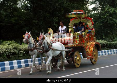 Indische schützende Gesichtsmaske mit Kampfanlauf Genießen Sie am 30,2021. August eine fahrt mit der hackney-Kutsche durch die Straßen von Kalkutta.Diese Wagen, einst ein reguläres Verkehrsmittel, dienen heute Touristen in bestimmten Gebieten der Stadt. (Foto von Debajyoti Chakraborty/NurPhoto) Stockfoto