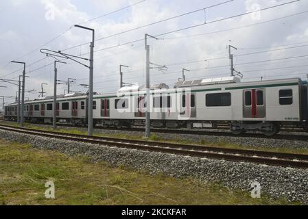 Der erste U-Bahn-Zug Bangladeschs während seines ersten förmlichen Probefahrens auf dem Viadukt in der Hauptstadt hat am 29. August 2021 in Dhaka, Bangladesch, begonnen. Obwohl die U-Bahn eine Höchstgeschwindigkeit von 110 km/h haben wird, wird der Zug im Rahmen des Leistungstests vorerst mit einer Geschwindigkeit von fünf km/h fahren. Dann wird die Geschwindigkeit schrittweise erhöht. Schließlich wird der Zug mit einer Geschwindigkeit von 25 km fahren (Foto: Mamunur Rashid/NurPhoto) Stockfoto